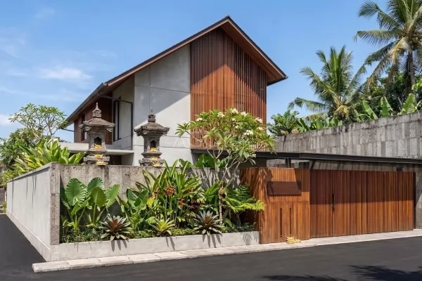 Desain Arsitek Rumah Tropis Modern Berasa Villa