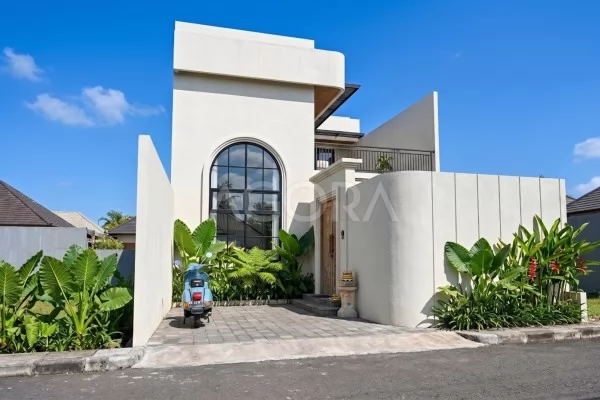 Villa Tropis Modern Bergaya Lengkung